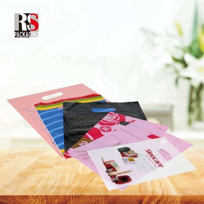 comprar Bolsa de manuseio personalizada Bolsa de embalagem de plástico Bolsas de compras de manuseio Design leve e portátil Impressão de padrões de superfície Fabricação em linha